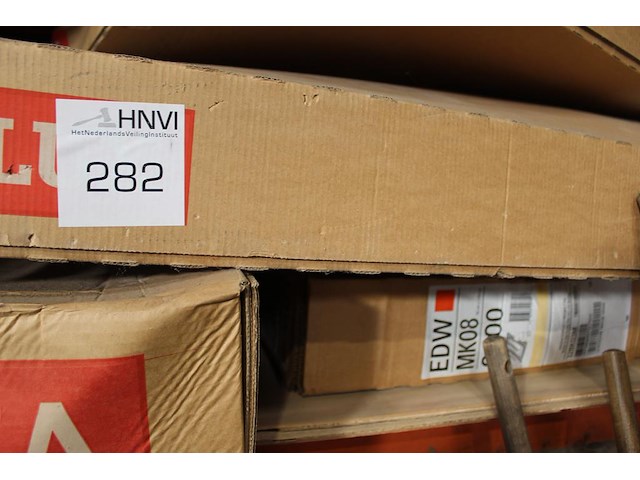 Dakraam onderdelen van o.a. velux en ubbink op twee stellingdelen. - afbeelding 2 van  4