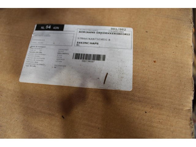 Dakraam onderdelen van o.a. velux en ubbink op twee stellingdelen. - afbeelding 3 van  4