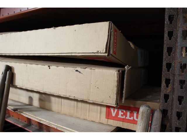Dakraam onderdelen van o.a. velux en ubbink op twee stellingdelen. - afbeelding 4 van  4