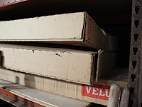 Dakraam onderdelen van o.a. velux en ubbink op twee stellingdelen. - afbeelding 4 van  4