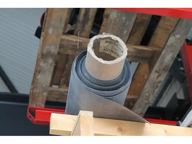 Dakrubber op vier aangebroken rollen met breedte 3500 en 3000 mm. - afbeelding 4 van  4