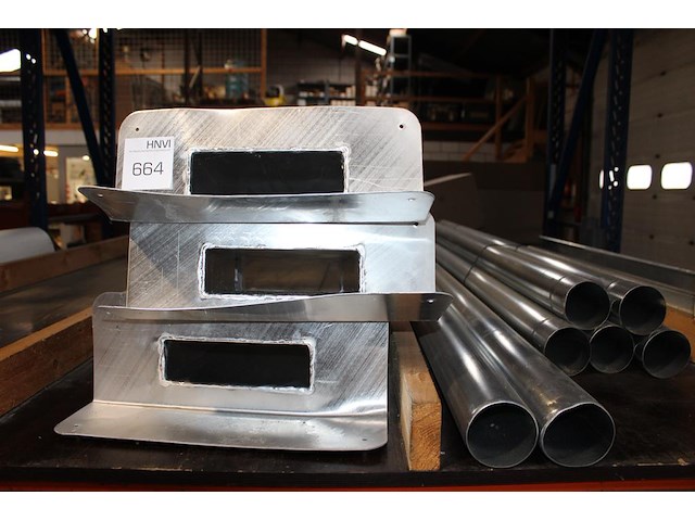 Daktrimmen, gootbeugels, goot , afvoeren, koppelstukken, etc. in 2 stellingsdelen. - afbeelding 2 van  4