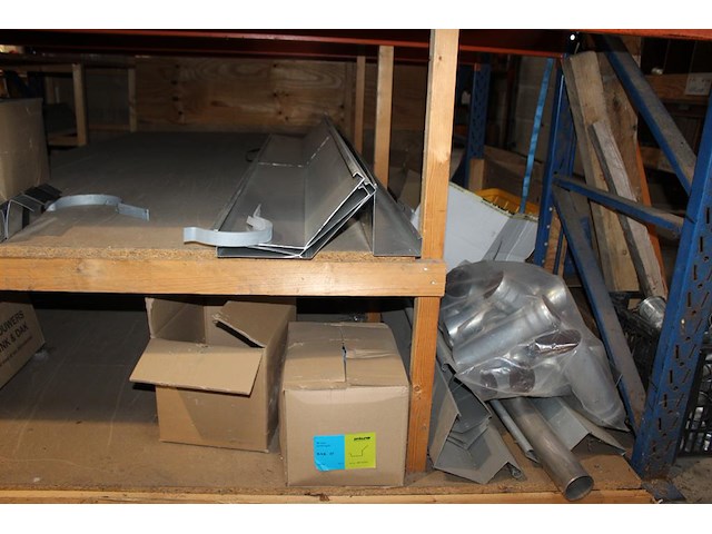 Daktrimmen, gootbeugels, goot , afvoeren, koppelstukken, etc. in 2 stellingsdelen. - afbeelding 3 van  4