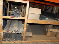 Daktrimmen, gootbeugels, goot , afvoeren, koppelstukken, etc. in 2 stellingsdelen. - afbeelding 4 van  4