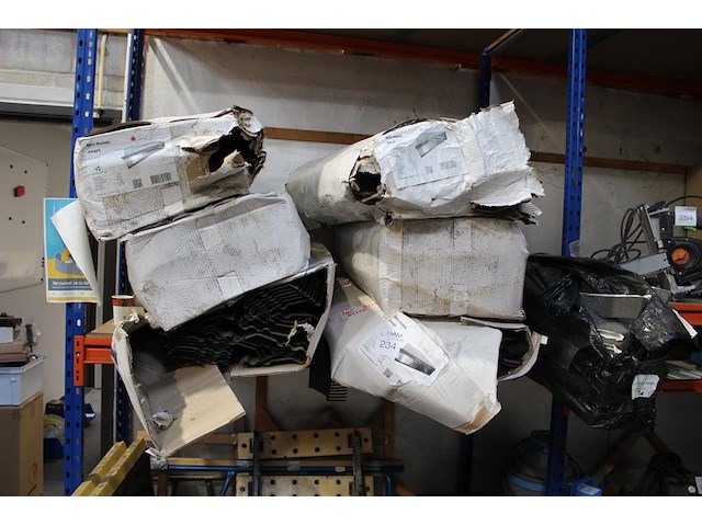 Dakvoeten in diverse uitvoeringen in stellingdeel. - afbeelding 1 van  3