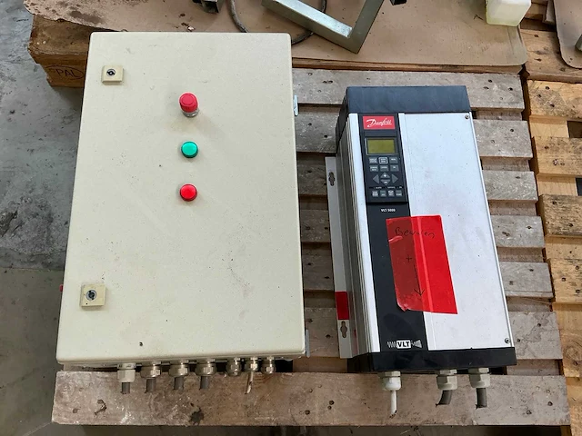 Danfoss frequentieregelaar met schakelkast - afbeelding 1 van  10