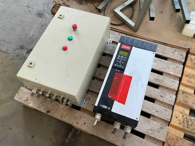 Danfoss frequentieregelaar met schakelkast - afbeelding 4 van  10