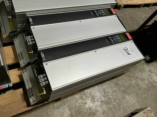 Danfoss vlt5000 frequentieregelaar 43,8kva (2x) - afbeelding 1 van  5