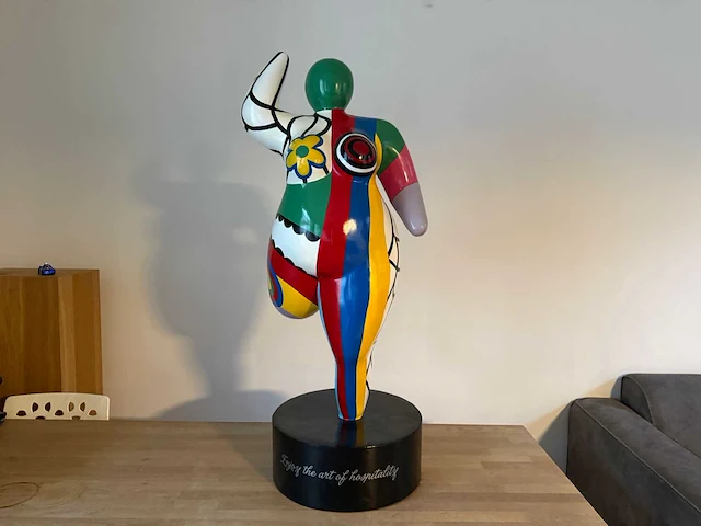 Dansende rubens vrouw op sokkel - afbeelding 1 van  7