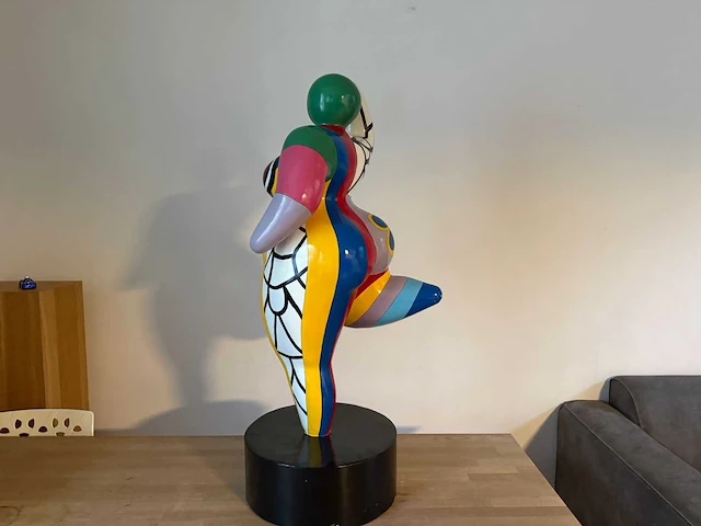 Dansende rubens vrouw op sokkel - afbeelding 3 van  7