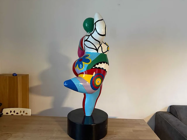 Dansende rubens vrouw op sokkel - afbeelding 5 van  7