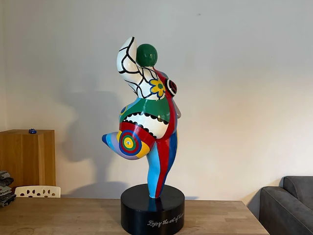 Dansende rubens vrouw op sokkel - afbeelding 6 van  7