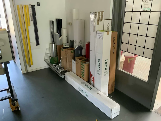 De folierollen door de productie ruimte - afbeelding 10 van  10