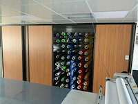De folierollen door de productie ruimte