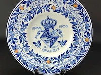 De porceleyne fles koninklijke herdenkings breedrandbord prinses beatrix 18 jaar oud - 1956 - afbeelding 1 van  5