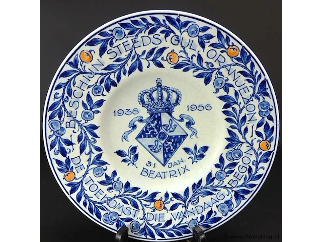 De porceleyne fles koninklijke herdenkings breedrandbord prinses beatrix 18 jaar oud - 1956 - afbeelding 2 van  5