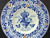 De porceleyne fles koninklijke herdenkings breedrandbord prinses beatrix 18 jaar oud - 1956 - afbeelding 2 van  5