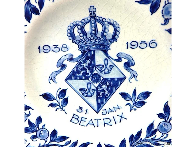 De porceleyne fles koninklijke herdenkings breedrandbord prinses beatrix 18 jaar oud - 1956 - afbeelding 3 van  5