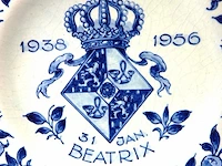 De porceleyne fles koninklijke herdenkings breedrandbord prinses beatrix 18 jaar oud - 1956 - afbeelding 3 van  5