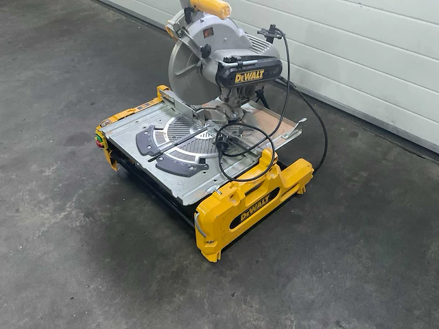 De walt dw 743. n afkortcirkelzaagmachine - afbeelding 2 van  5