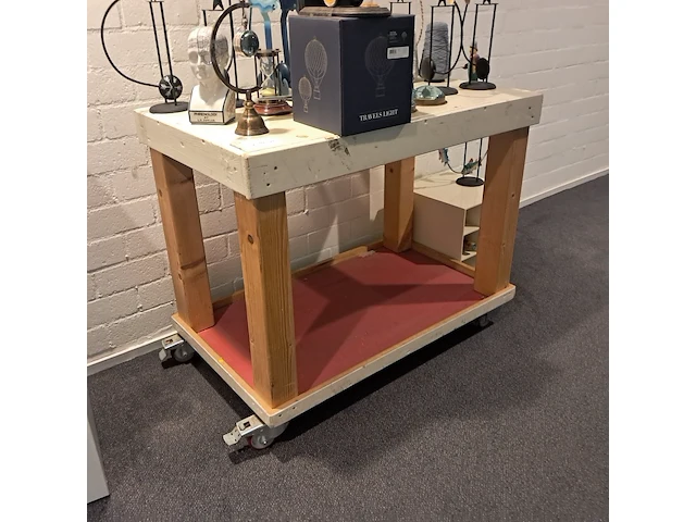 Decoratie op/inclusief mobiele magazijntafel authentic models - afbeelding 5 van  14