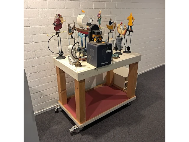 Decoratie op/inclusief mobiele magazijntafel authentic models - afbeelding 1 van  14