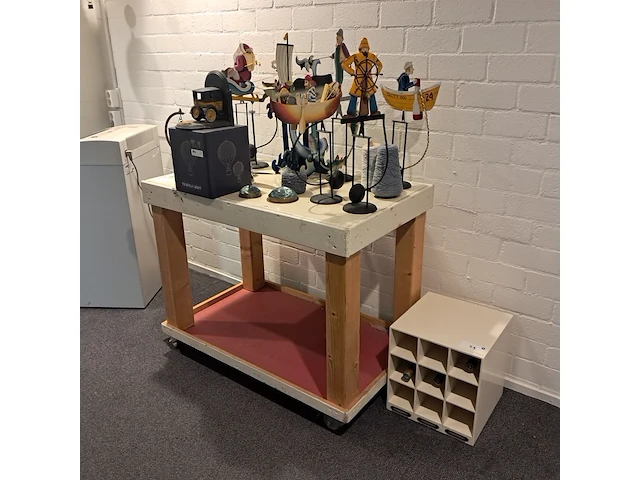 Decoratie op/inclusief mobiele magazijntafel authentic models - afbeelding 7 van  14