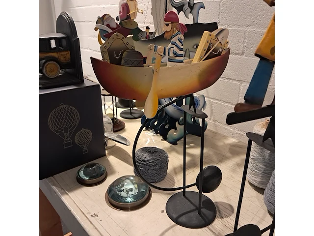 Decoratie op/inclusief mobiele magazijntafel authentic models - afbeelding 11 van  14