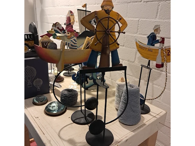 Decoratie op/inclusief mobiele magazijntafel authentic models - afbeelding 12 van  14