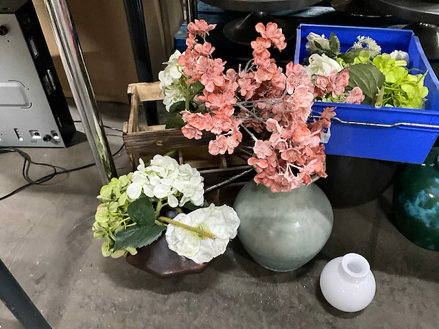 Decoratie vazen met kunstbloemen - afbeelding 3 van  9