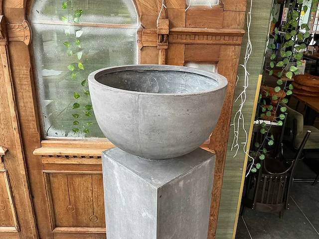 Decoratie zuil met vaas - afbeelding 2 van  3