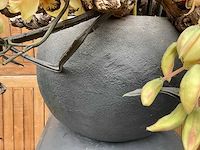 Decoratiebloempot op loden zuil (2x) - afbeelding 3 van  6