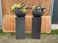 Decoratiebloempot op loden zuil (2x) - afbeelding 1 van  6