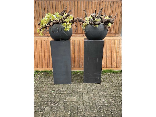 Decoratiebloempot op loden zuil (2x) - afbeelding 2 van  6
