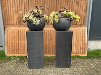 Decoratiebloempot op loden zuil (2x) - afbeelding 1 van  6
