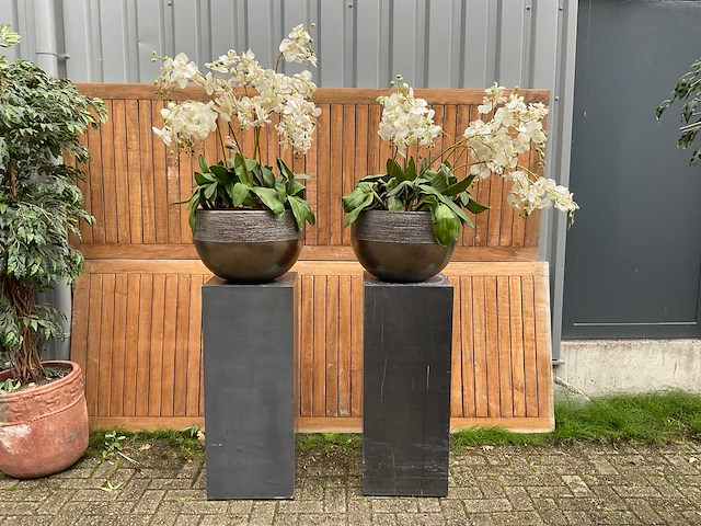 Decoratiebloempot op loden zuil (2x) - afbeelding 1 van  5
