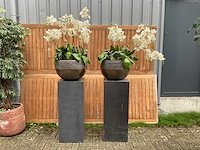 Decoratiebloempot op loden zuil (2x) - afbeelding 1 van  5