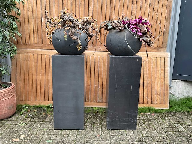 Decoratiebloempot op loden zuil (2x) - afbeelding 1 van  7