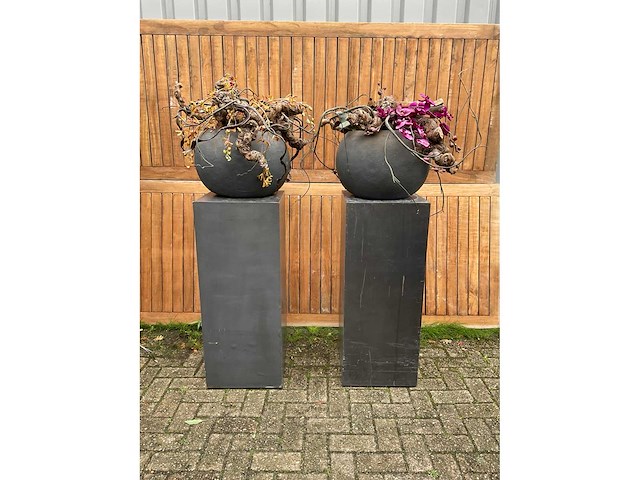 Decoratiebloempot op loden zuil (2x) - afbeelding 2 van  7