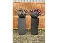 Decoratiebloempot op loden zuil (2x) - afbeelding 2 van  7