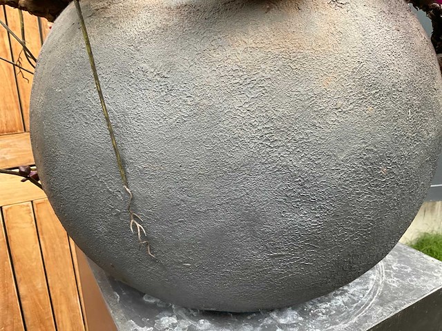 Decoratiebloempot op loden zuil (2x) - afbeelding 3 van  7