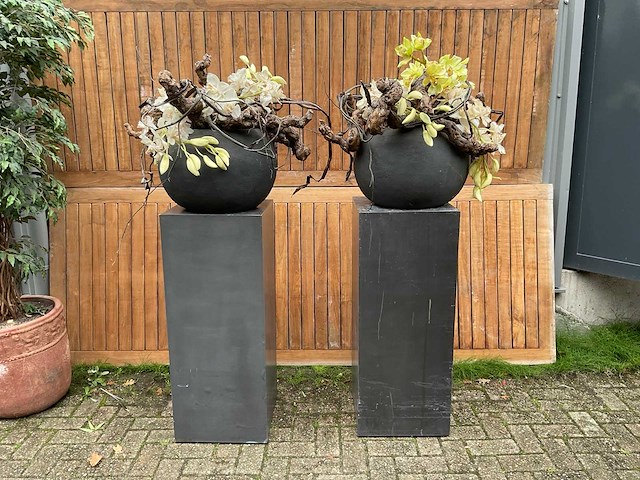 Decoratiebloempot op loden zuil (2x) - afbeelding 1 van  7