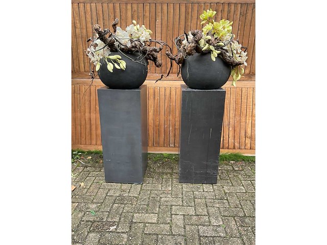 Decoratiebloempot op loden zuil (2x) - afbeelding 2 van  7