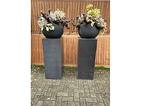 Decoratiebloempot op loden zuil (2x) - afbeelding 2 van  7