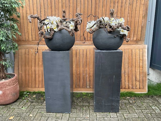 Decoratiebloempot op loden zuil (2x) - afbeelding 1 van  6