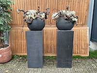 Decoratiebloempot op loden zuil (2x) - afbeelding 1 van  6