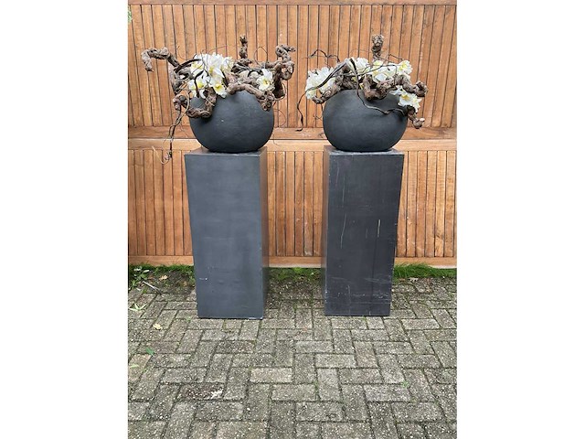 Decoratiebloempot op loden zuil (2x) - afbeelding 2 van  6