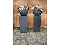 Decoratiebloempot op loden zuil (2x) - afbeelding 2 van  6