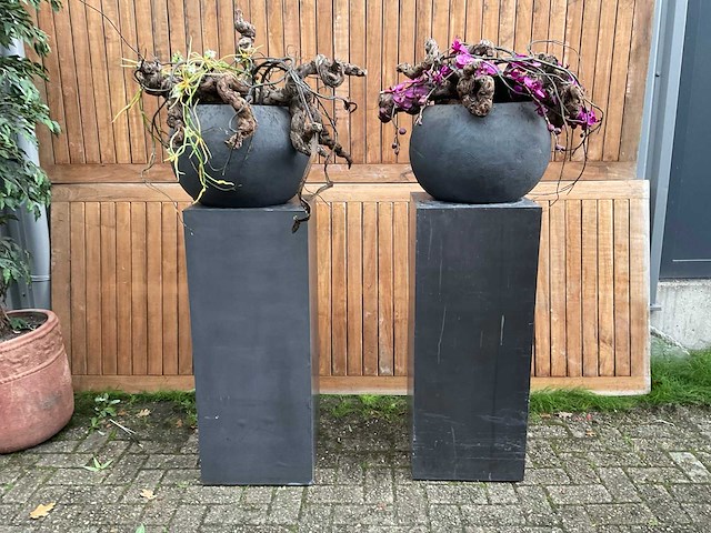 Decoratiebloempot op loden zuil (2x) - afbeelding 1 van  8