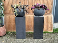 Decoratiebloempot op loden zuil (2x) - afbeelding 1 van  8